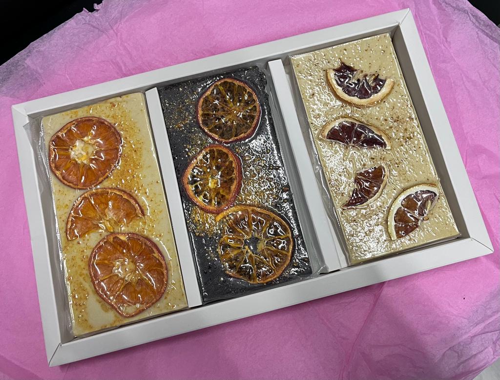 3 Bölmeli Pencereli Tablet Çikolata Kutusu — galeri görseli